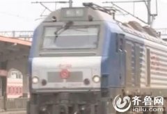 开服一条龙情侣铁轨上谈恋爱逼停火车 距两人10余米(图)