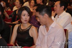 开服一条龙转新闻-马伊琍现身与冯远征热聊 手舞足蹈变“表情帝”