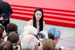 开服一条龙转威尼斯电影节开幕红毯 张馨予改走白衣仙女路线
