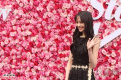 开服一条龙转郑爽穿黑裙亮相心情好 受新恋情滋润笑容甜美