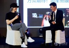 开服一条龙转53岁周星驰黑帽亮相 露招牌笑容说新片上映时间