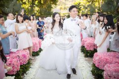 开服一条龙转刘强东奶茶妹妹婚礼现场照曝光 彼此幸福凝望