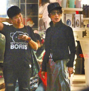 开服一条龙转47岁息影女星张敏现身香港 戴帽子墨镜无人识