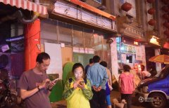 开服一条龙转青岛宰客烧烤店成“景点” 游人“参观”拍照