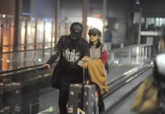 陈晓陈妍希求婚后首度齐现身 牵手拥抱好甜蜜