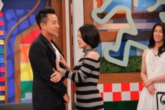 小S摸汪小菲胸肌大胆调戏：被小姨子摸刺激么？